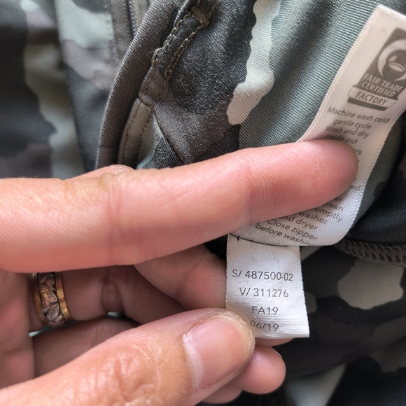 Athleta Lightning Camo 7/8 Tight Leggings Size Large - Picture 11 of 11